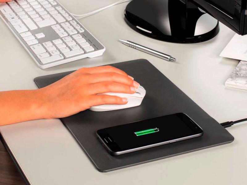 Produktbild des Hama Mauspad Wireless Charging im Betrieb.