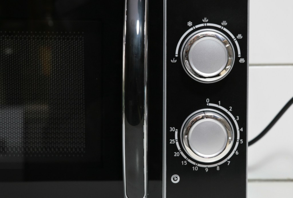 Detail dunkle Mikrowelle mit zwei Drehreglern