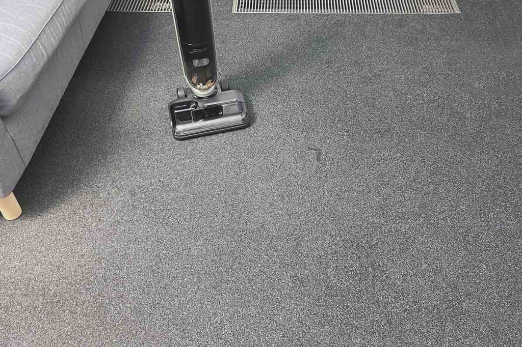 Der Mach V1 Ultra nach dem Saugtest auf sauberem Teppichboden.