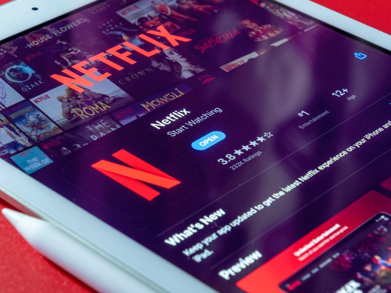 Tablet, auf dem Netflix abgespielt wird