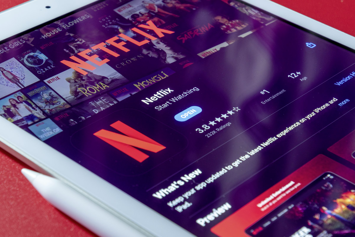 Tablet, auf dem Netflix abgespielt wird