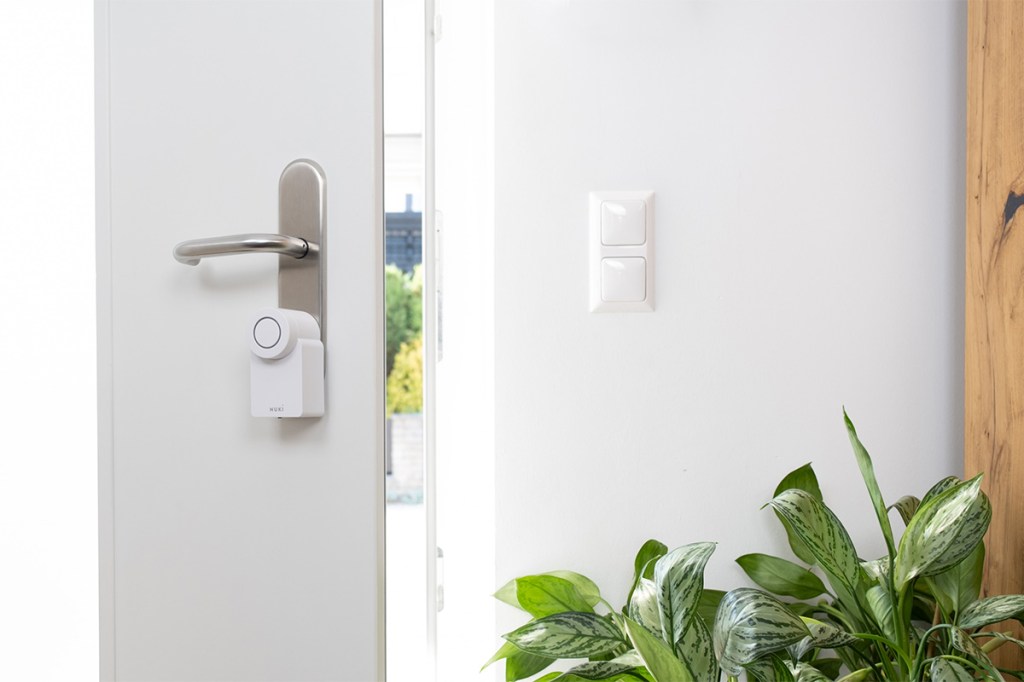 Das  Smartlock 3.0 auf einer weißen Haustür