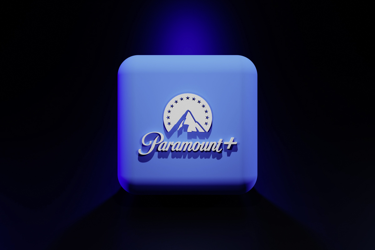 Das Logo von Paramount+ vor einem dunklen Hintergrund.
