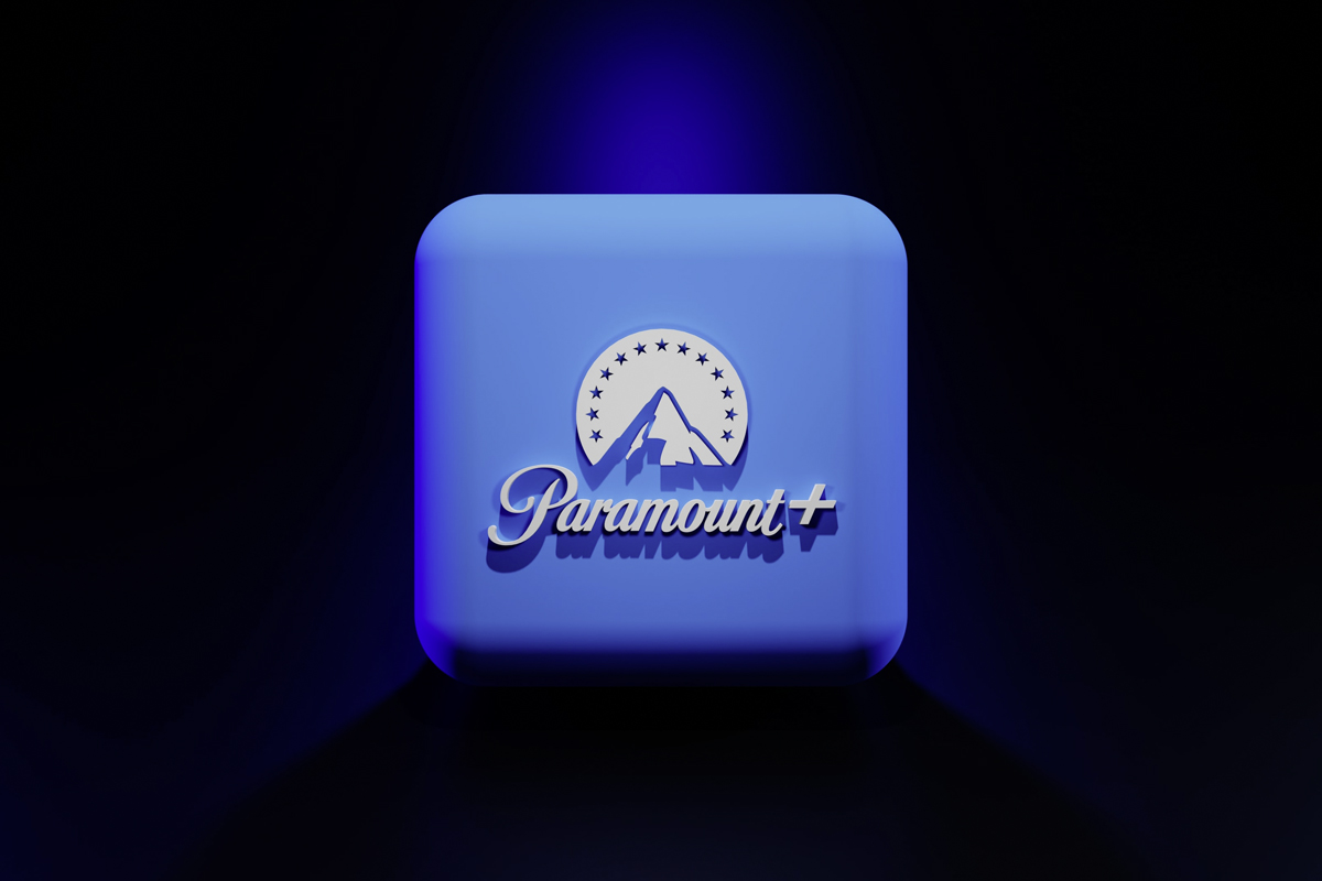 Das Logo von Paramount+ vor einem dunklen Hintergrund.