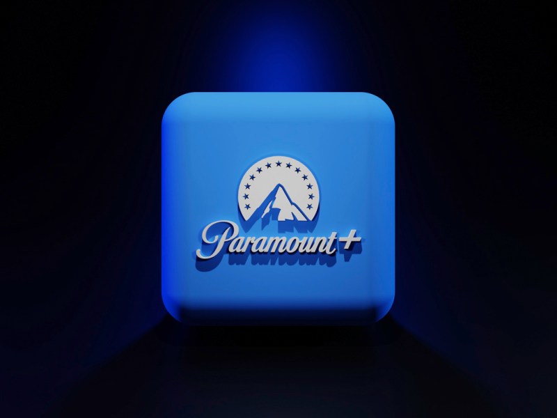 Das Logo von Paramount+ vor einem dunklen Hintergrund.