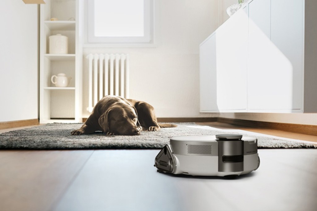 Der Samsung Jet Bot AI+ fährt in einem Raum, in dem ein Hund schläft.