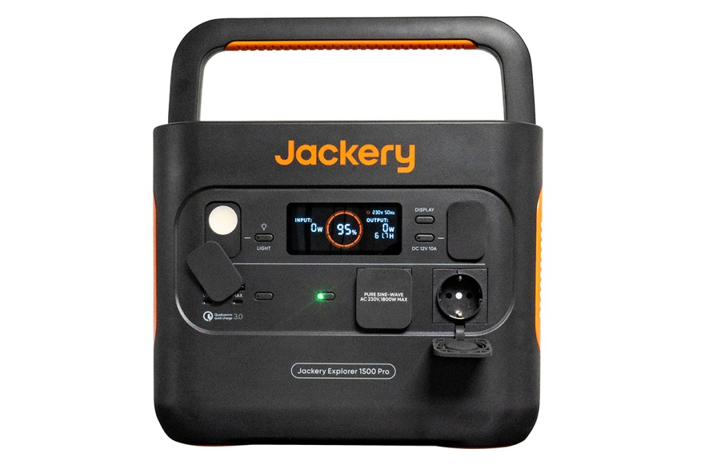 Jackery Powerstation von der Seite mit leuchtendem Display auf weißem Hintergrund