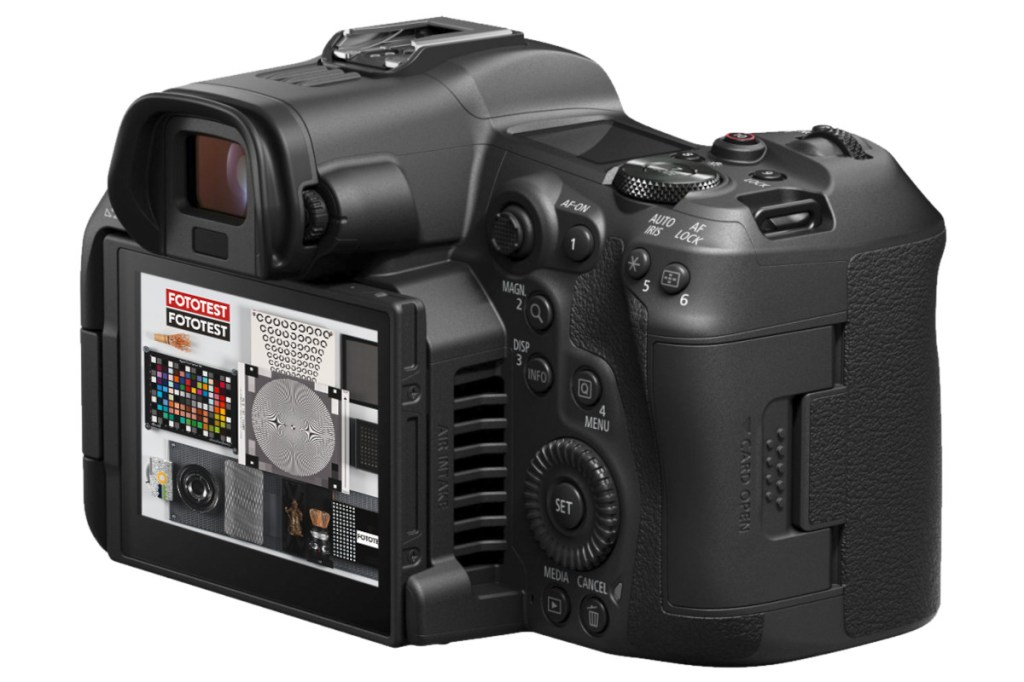 Schwarze Canon EOS R5 C schräg von hinten mit eingeschaltetem Display auf weißem Hintergrund