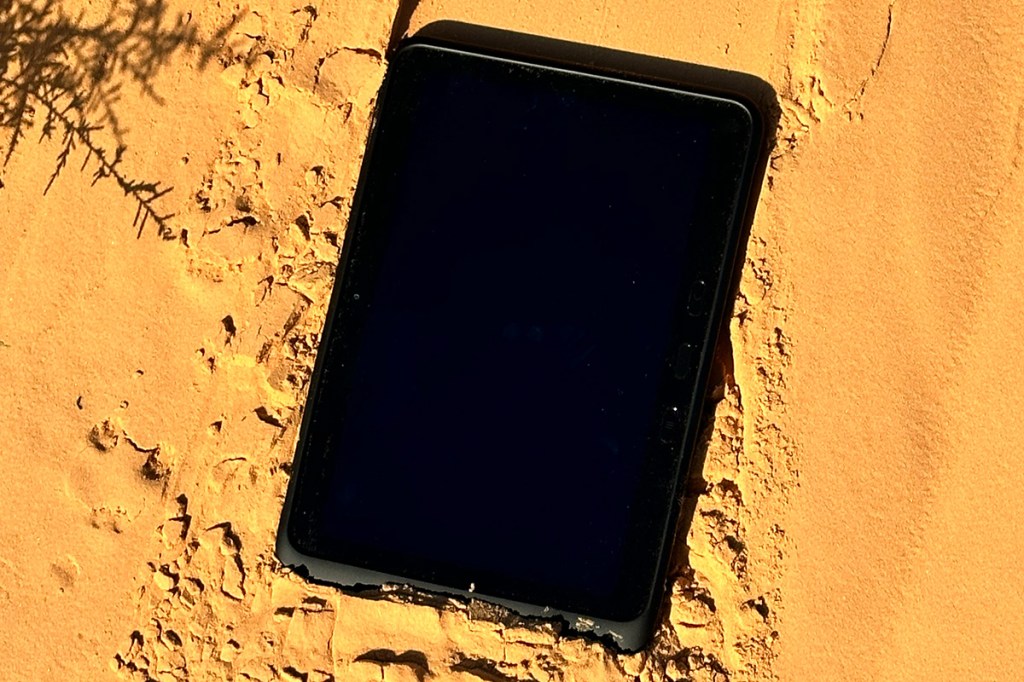Das Samsung Galaxy Active4 Pro liegt im Wüstensand.