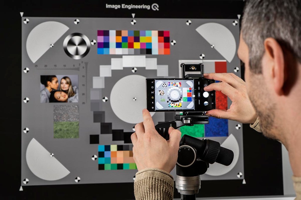 Samsung Galaxy S23 im Fotostand beim Test der Kamera-Qualität.