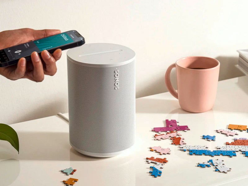 Der Sonos 100 auf einer weißen Anrichte.