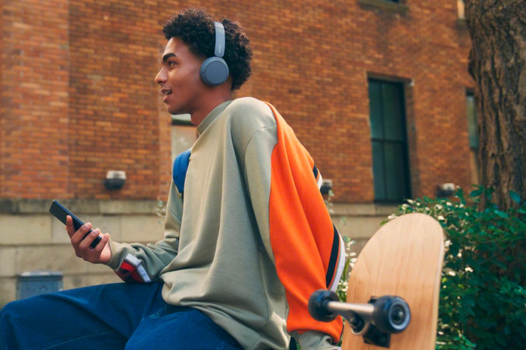 Ein junger Mann trägt Sony Kopfhörer.