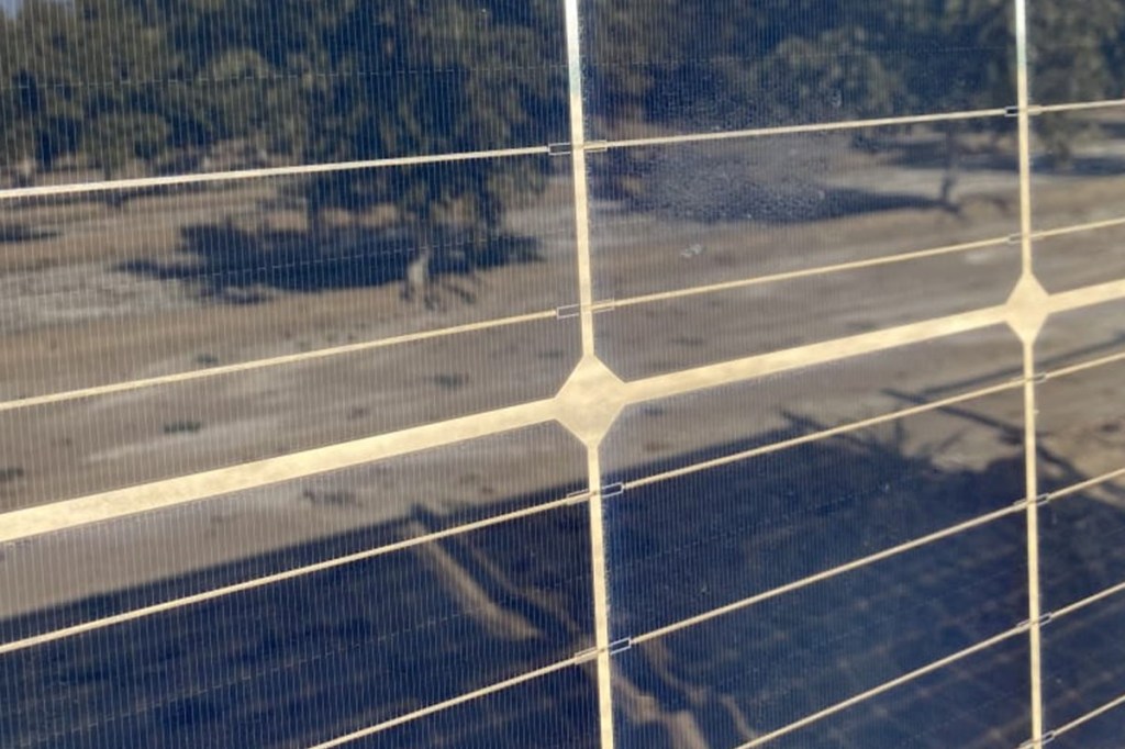 Eine Nahaufnahme eines Solarpanels mit Spiegelung der Umgebung.