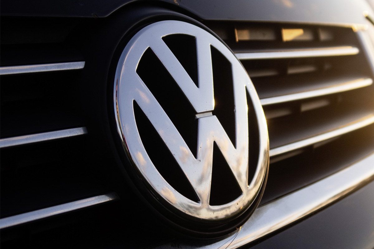 VW Logo an einem Auto an der Vorderseite.