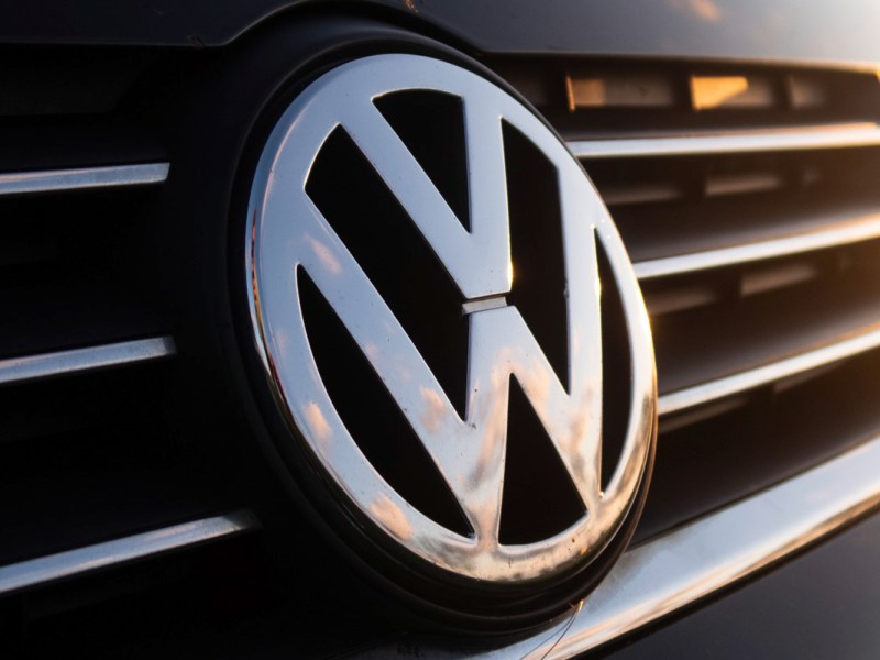 VW Logo an einem Auto an der Vorderseite.