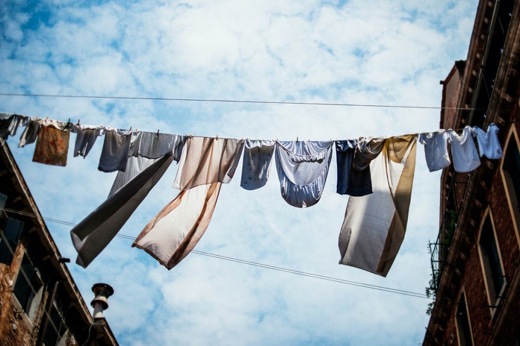 Eine Wäscheleine mit Wäsche im Sonnenschein.
