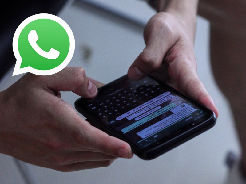 Eine Person tippt auf einem Smartphone.