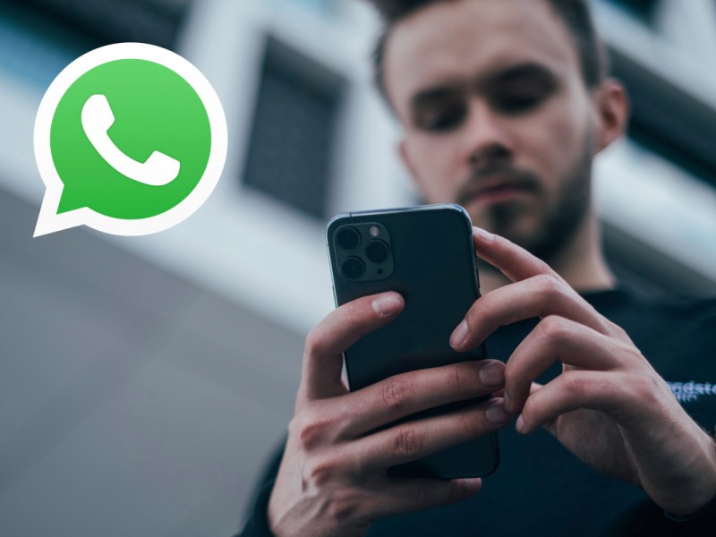 Ein Mann tippt auf seinem Smartphone.