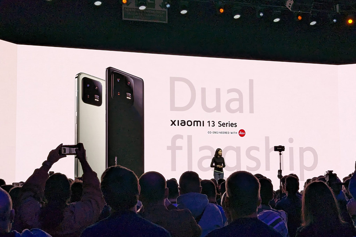 Das Xiaomi 13 wird auf eienr Bühne der Weltöffentlichkeit präsentiert.