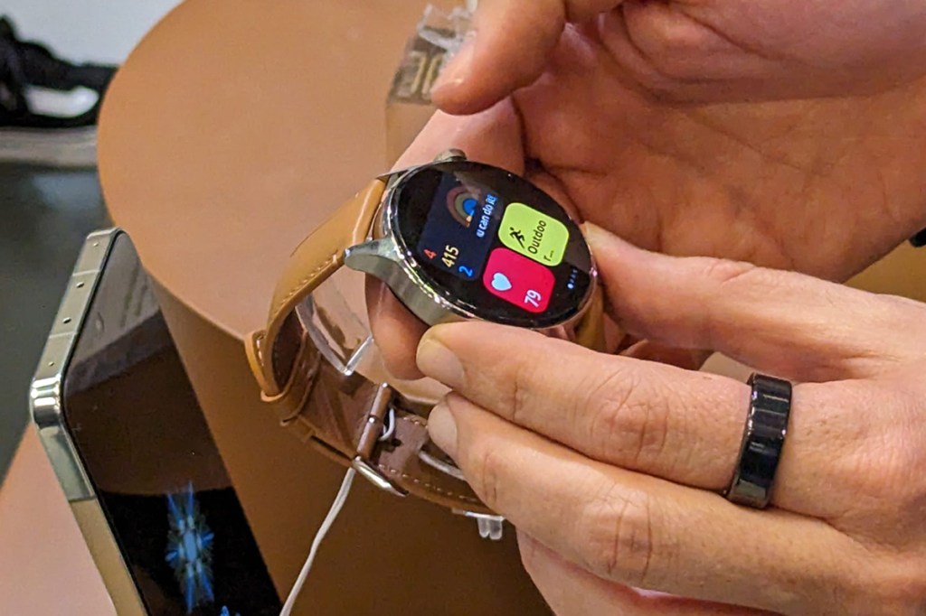 Eine Person hält die Xiaomi-Smartwatch in den Händen.