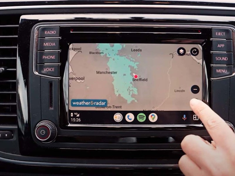 Display von Adroid Auto Infotainment System mit WetterOnline App