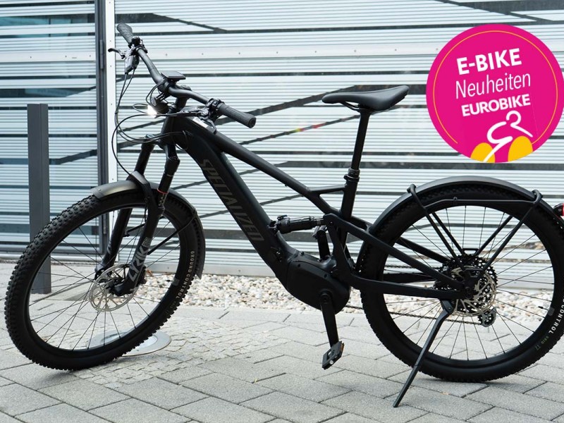 E-Bike Turbo Tero X vor einer gemusterten Glaswand stehend