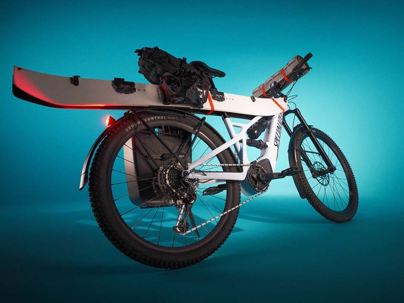 Productshot E-SUV-Bike Turbo Tero X von Specialized mit Ausrüstung am Rad,wie Skier
