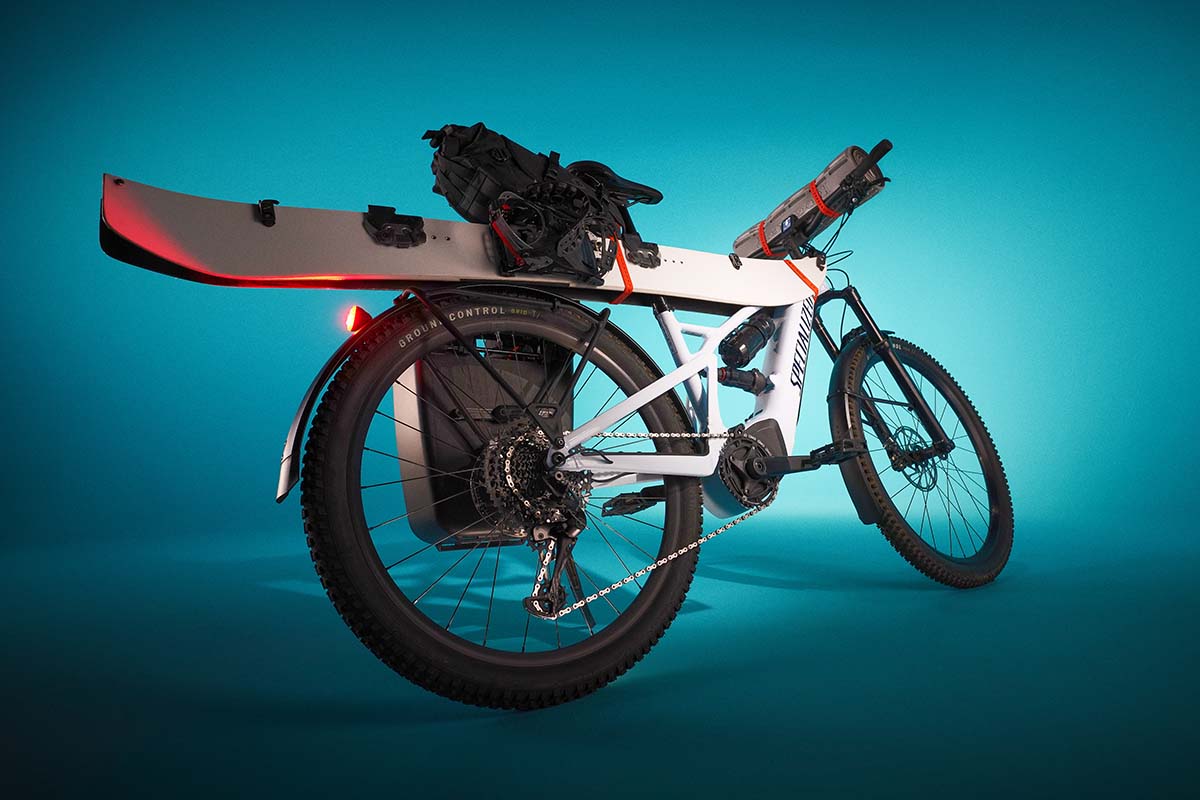 Productshot E-SUV-Bike Turbo Tero X von Specialized mit Ausrüstung am Rad,wie Skier