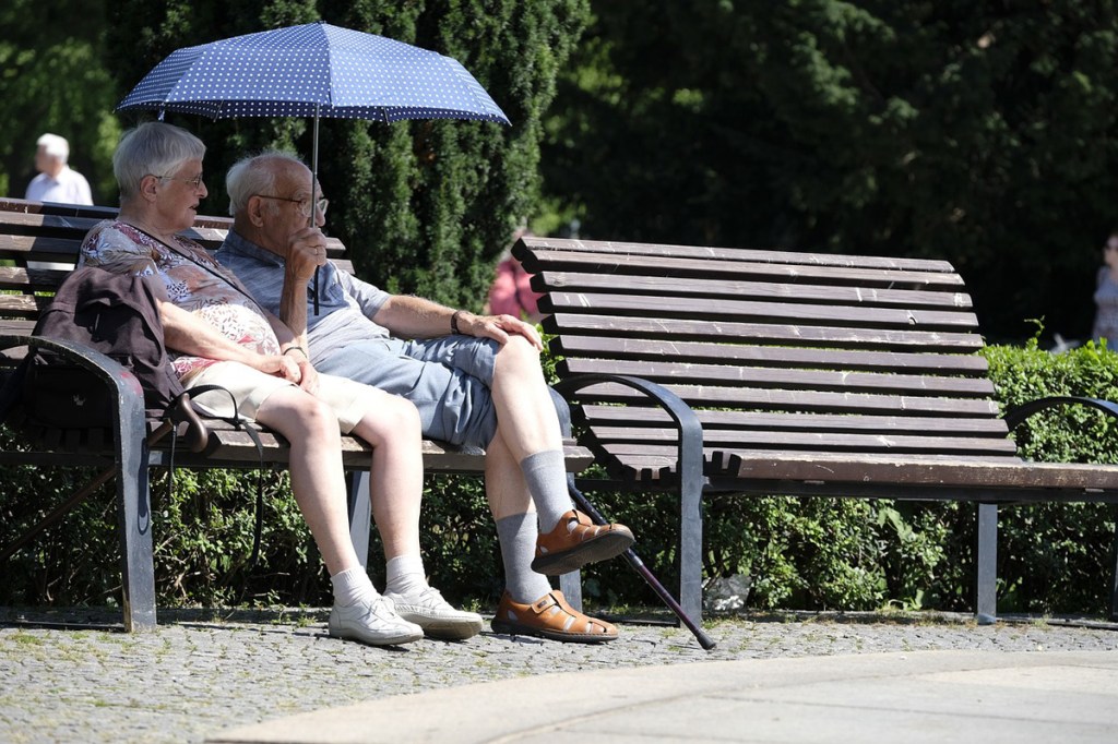 Alte Menschen auf einer Parkbank
