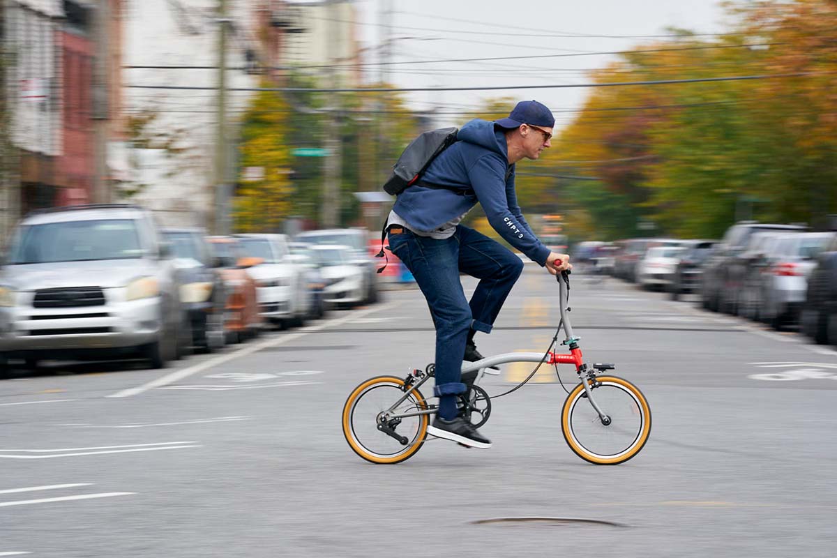 Mann fährt auf dem neuen Faltrad 4th Edition von Brompton