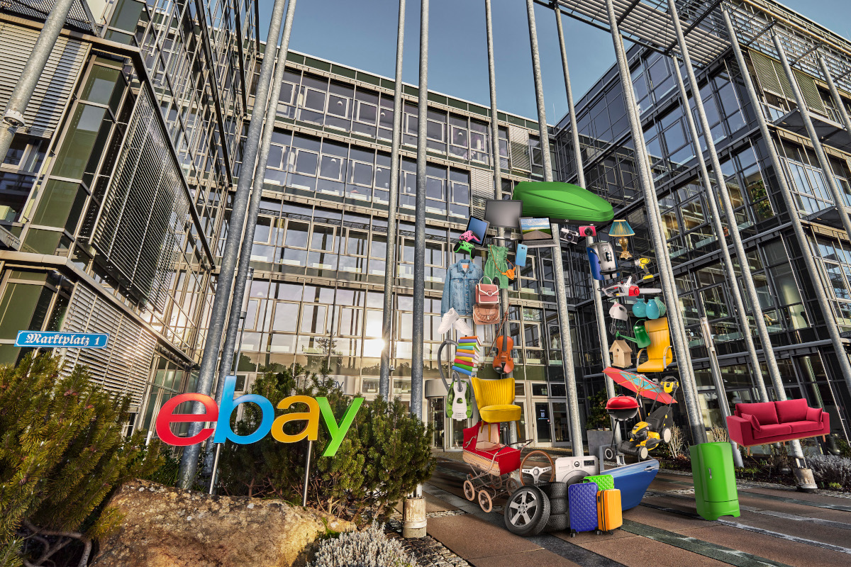 Modernes Gebäude mit eBay Schriftzug davor und bunter Skulptur