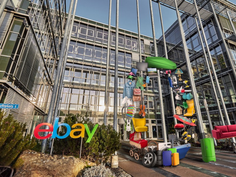 Modernes Gebäude mit eBay Schriftzug davor und bunter Skulptur