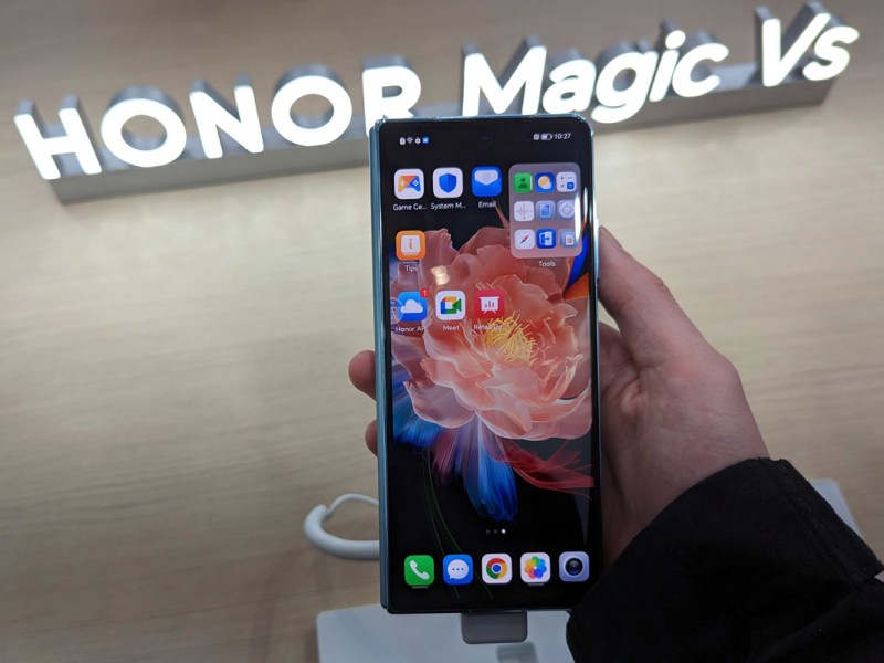 Das Honor Magic Vs wird in einer Hand gehalten.