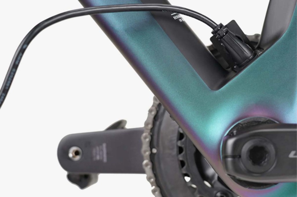 Closeaufnahme E-bike REveal Plus von Rose, Ladeanschluss mit Kabel