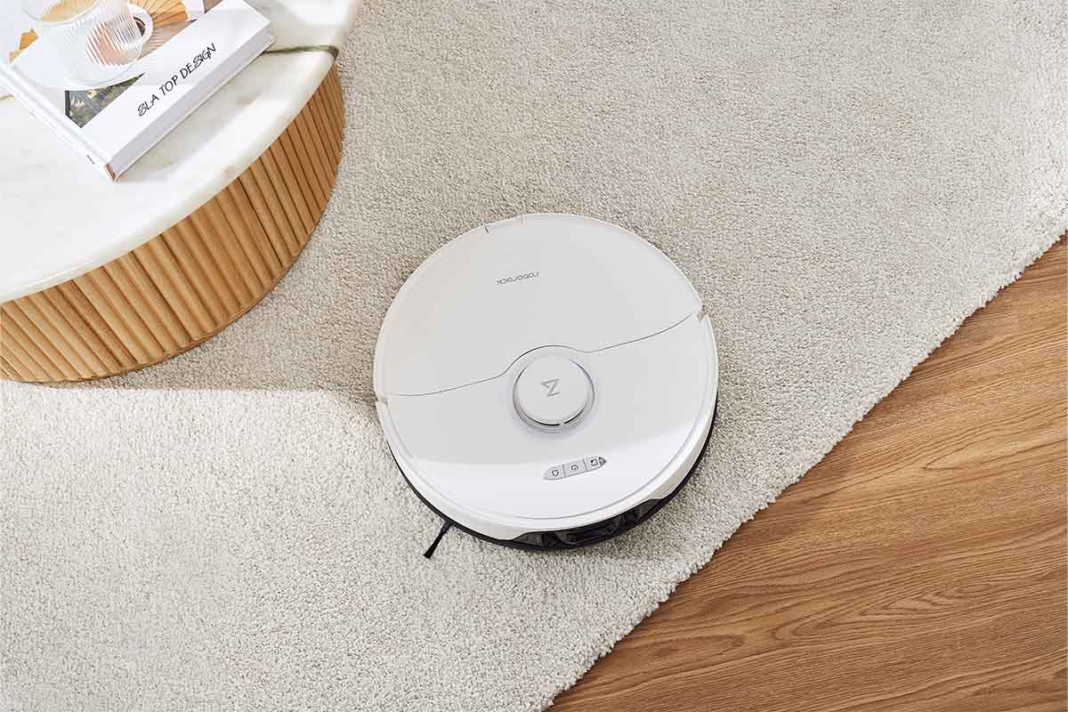 Der Roborock S8 Saug-Wisch-Roboter von oben in einem Wohnzimmer.