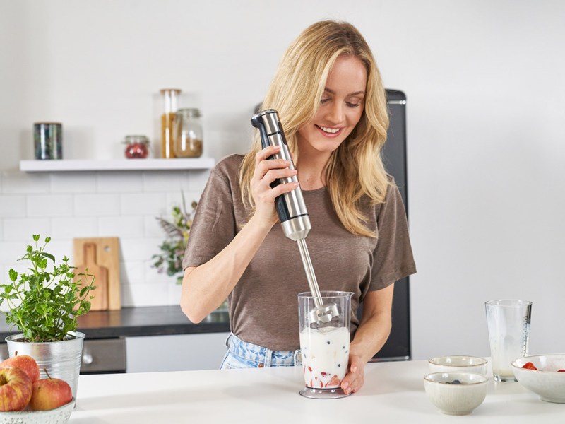 Eine Frau mixt mit dem neuen Akku-Stabmixer von Severin.