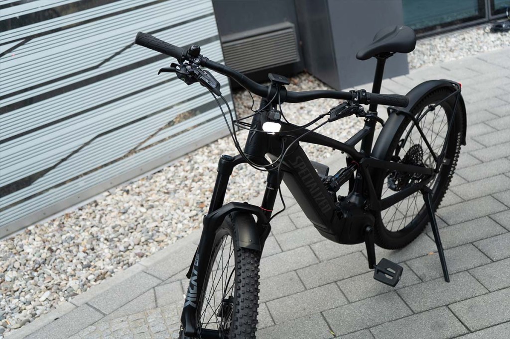 schwarzes E-Bike von vorne total