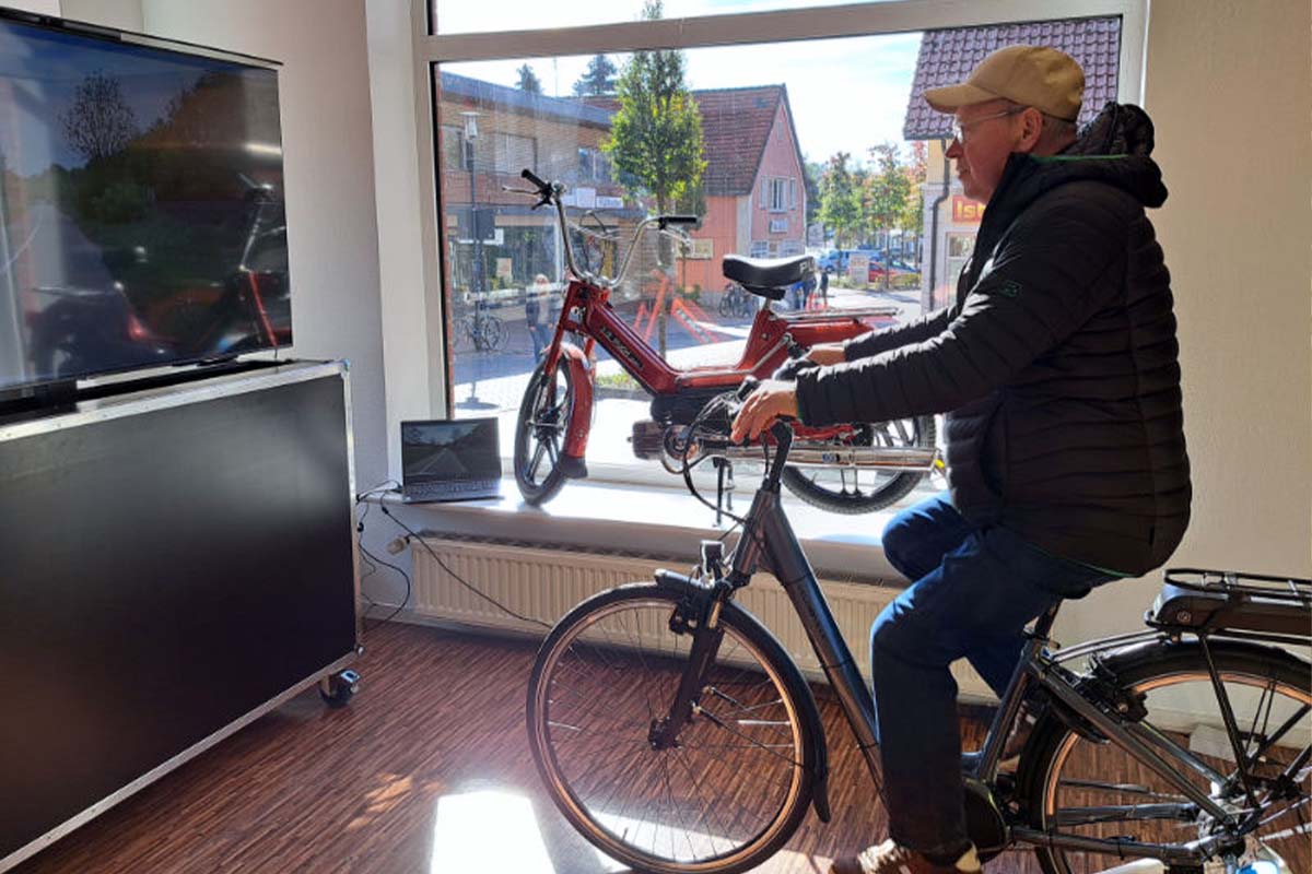 Mann auf dem Fahrradsimulator der Verkehrswacht Vechta