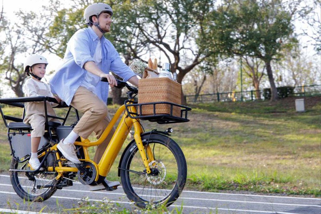 E-Bike YakPak von Momentum, kann fährt mit Kind auf Rücksitz durch den Park