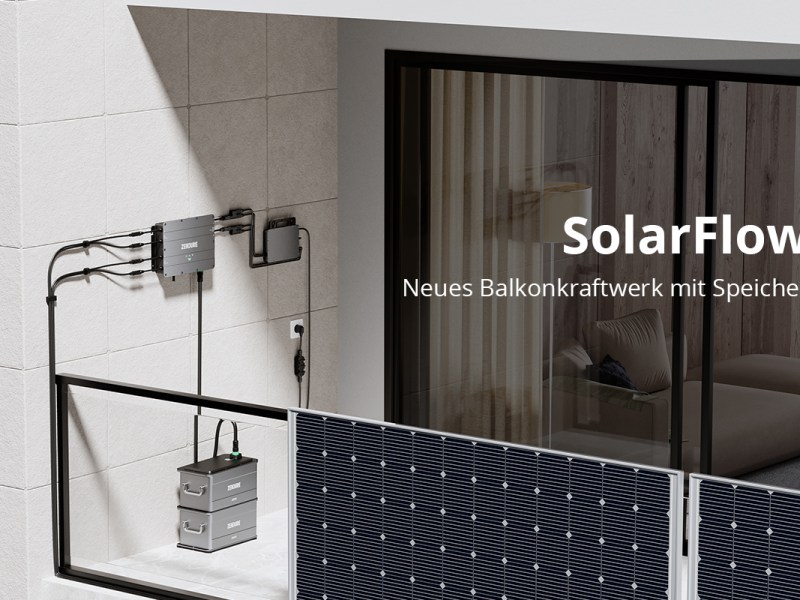 Intelligenter Speicher für Balkonkraftwerke SolarFlow von Zendure auf einem Balkon angebracht