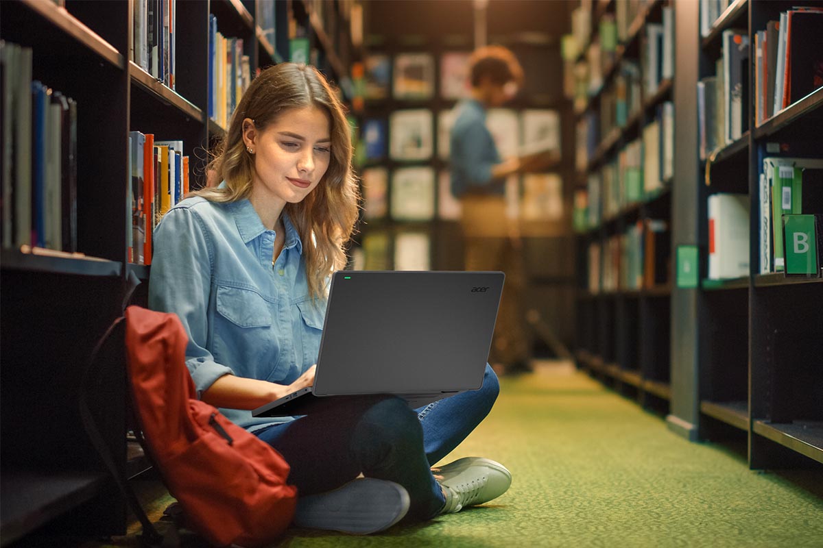 Studentin mit Acer Notebook