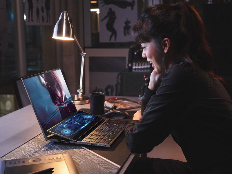 Das Asus ROG Zephyrus Duo 16 wird von einer Frau bedient.