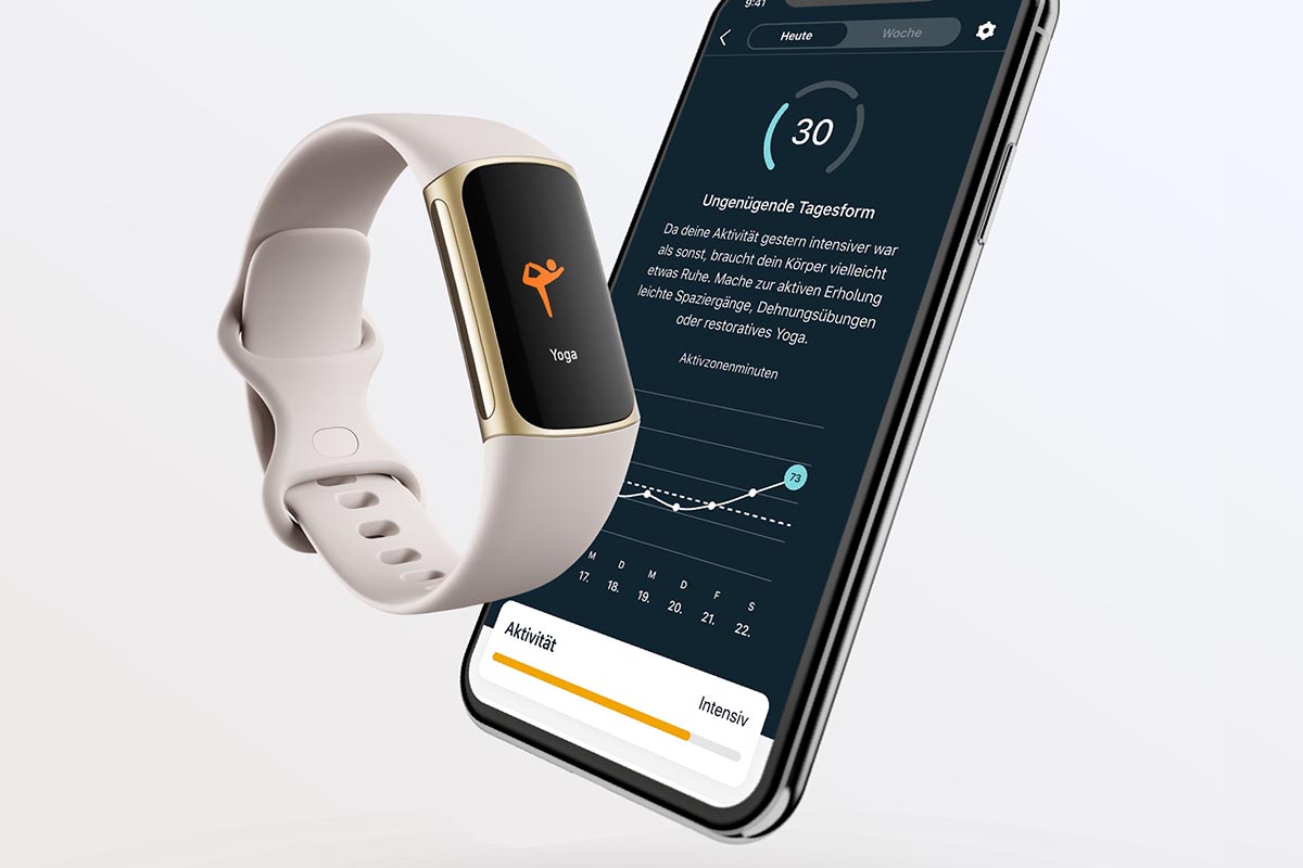 Fitbit App und Smartwatch auf weißem Grund