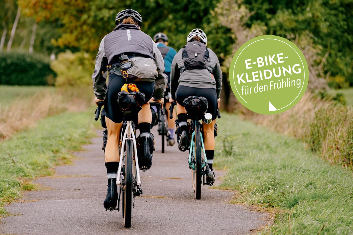 Drei Radfahrer unter freiem Himmel