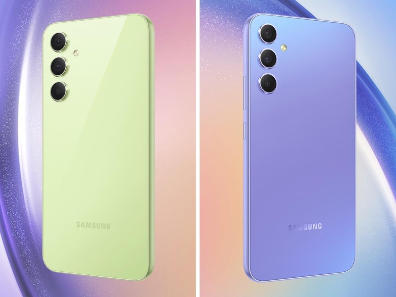 Samsung Galaxy A34 und A54 in einem zweigeteiltem Bild auf einem Farbverlauf