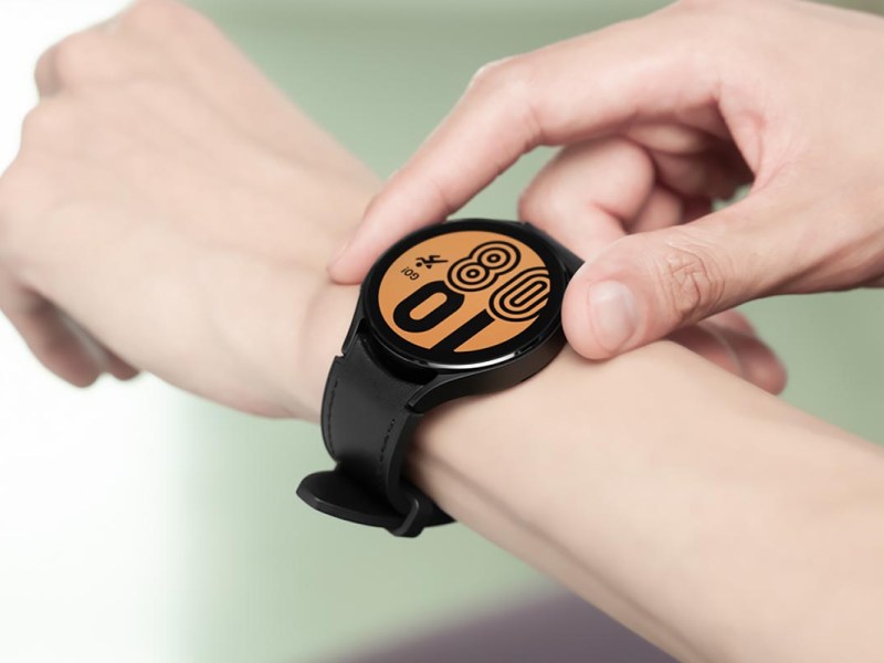 Samsung Galaxy Watch an einem Handgelenk