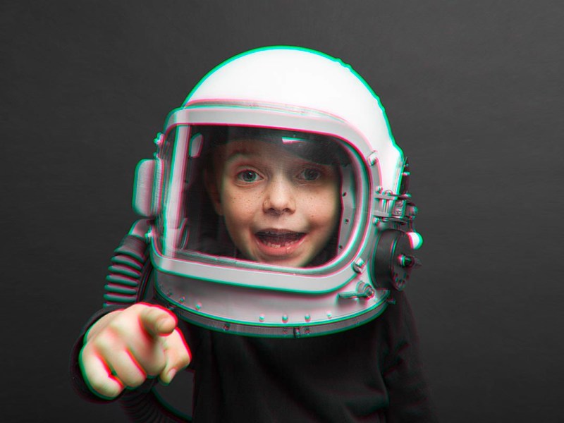 Chromatische Aberration auf Bild mit einem kleinen Jungen als Astronaut