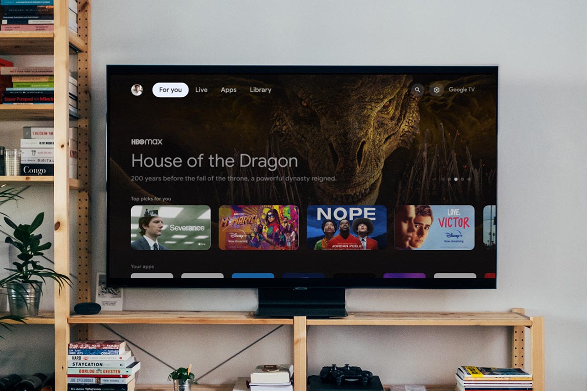 Fernseher mit geöffneter Google TV App