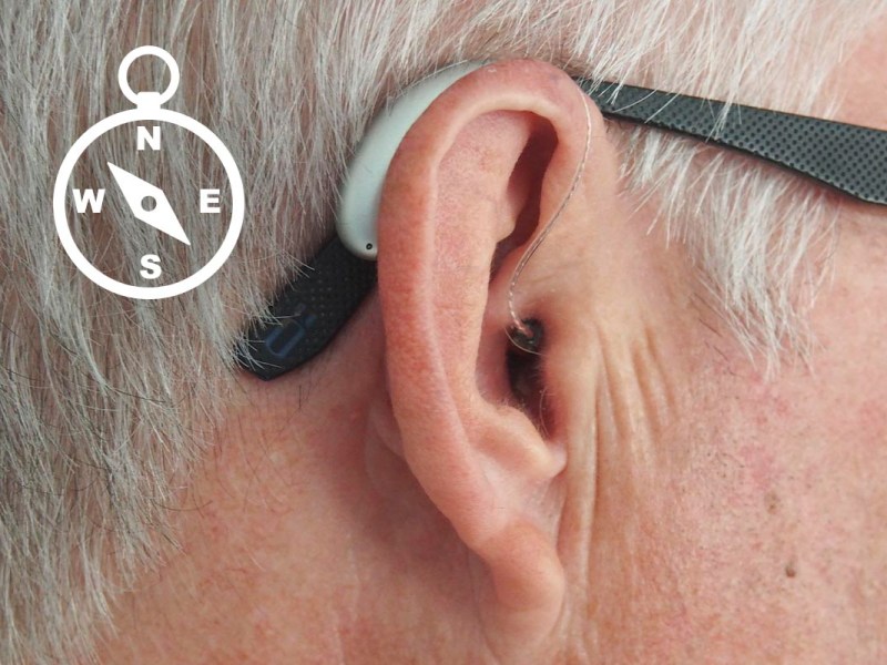 Hörgerät in einem Ohr angebracht