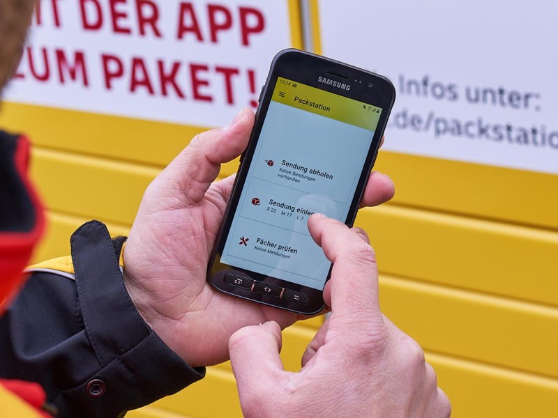 Smartphone mit geöffneter Post-App